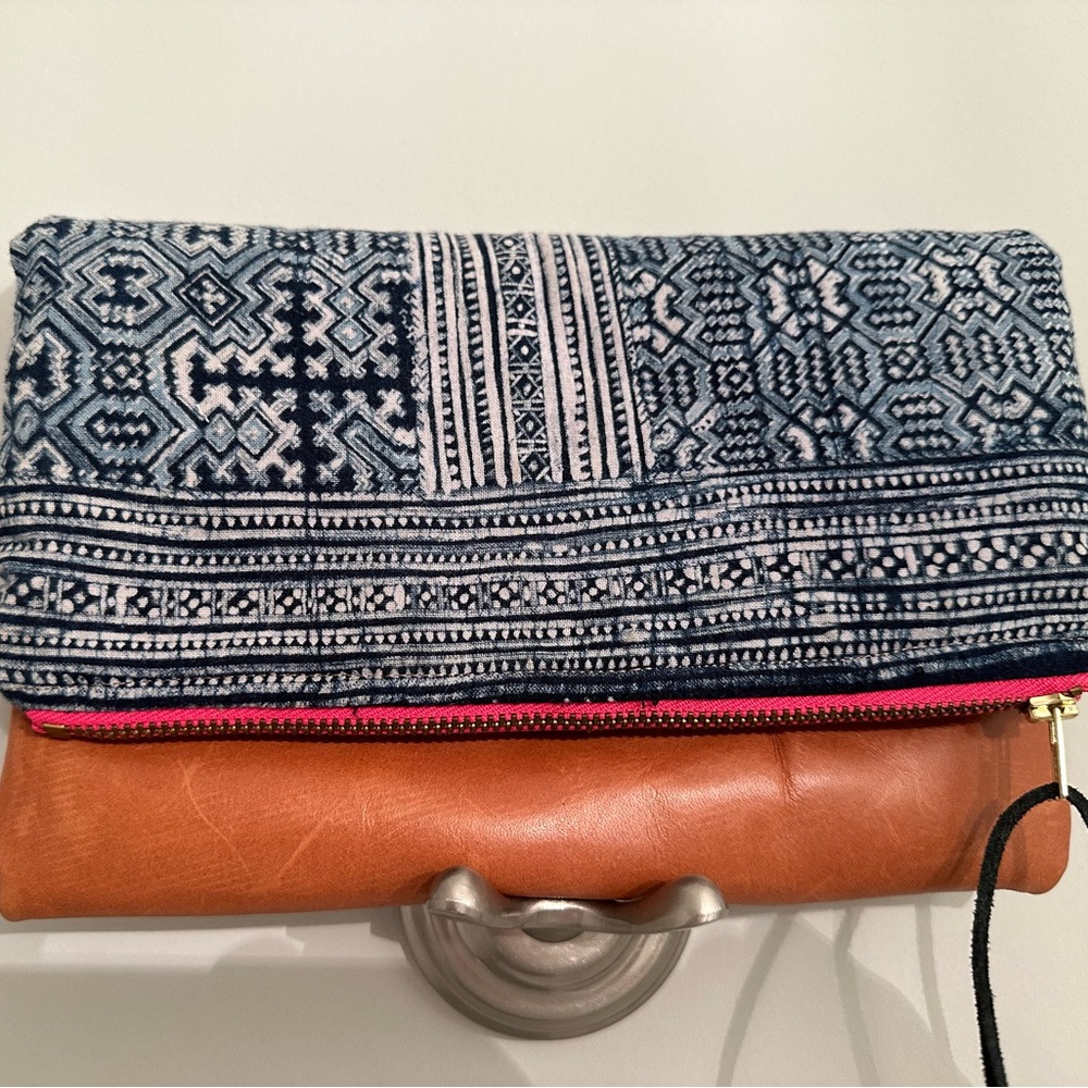 Ikat clutch